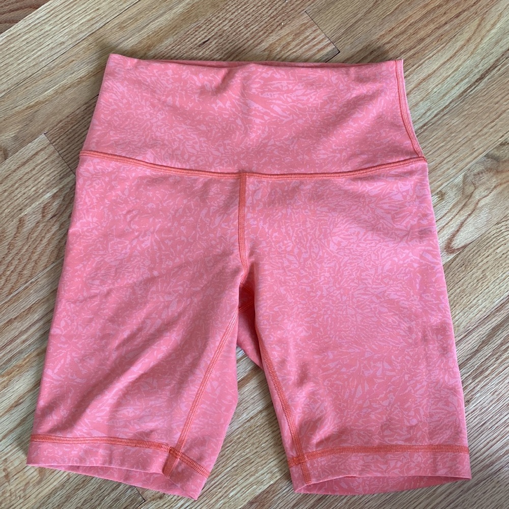 Lulu Lemon 8 inch wonder under train shorts